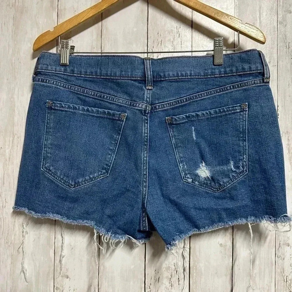 Old Navy Boyfriend Mid-Rise Distressed Jean Shorts Size 8 - Picture 2 of 5